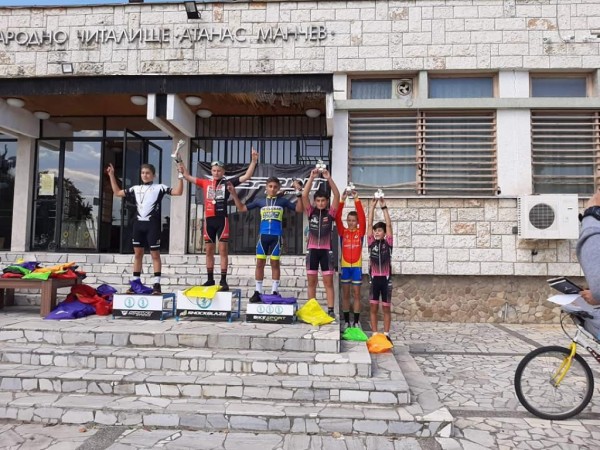 Дъжд от медали за казанлъшките колоездачи