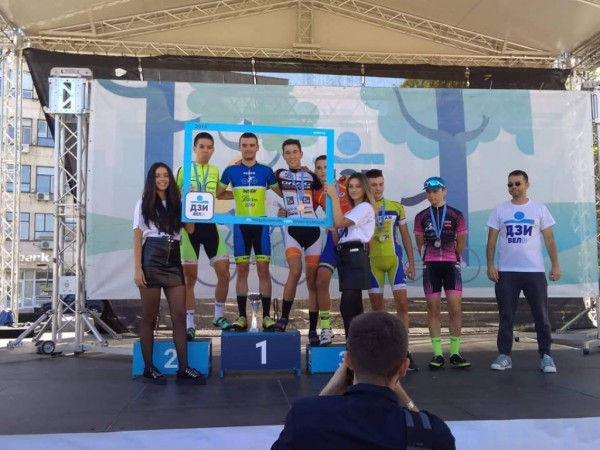 Пълен комплект медали за казанлъшките колоездачи