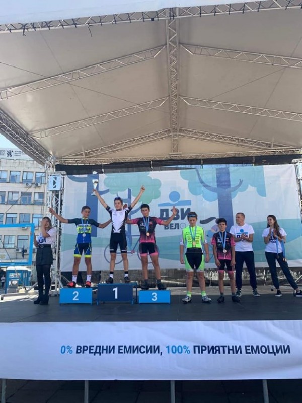 Пълен комплект медали за казанлъшките колоездачи