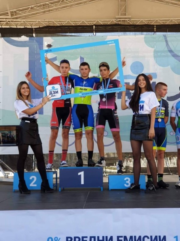 Пълен комплект медали за казанлъшките колоездачи