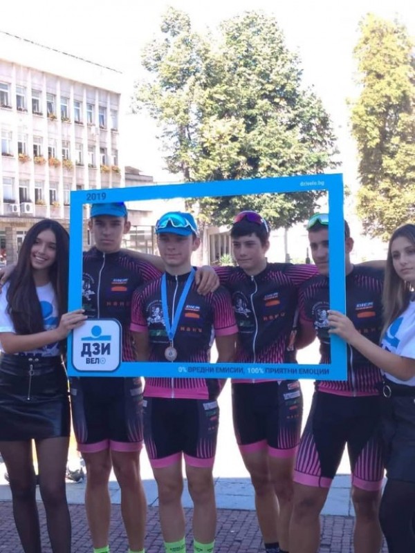 Пълен комплект медали за казанлъшките колоездачи