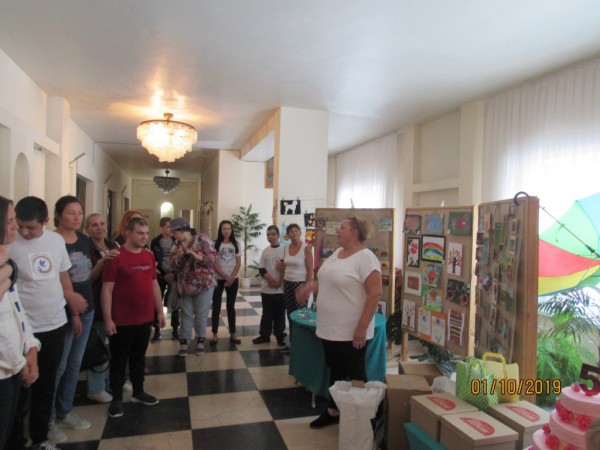 Лакомства и подаръци за рождениците от Центъра за лица с увреждания