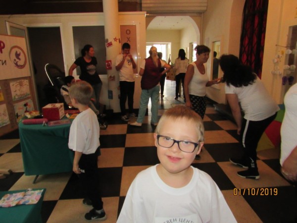 Лакомства и подаръци за рождениците от Центъра за лица с увреждания