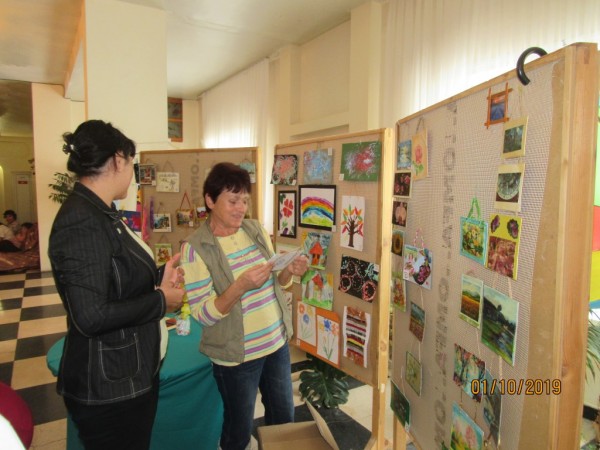 Лакомства и подаръци за рождениците от Центъра за лица с увреждания