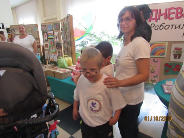 Лакомства и подаръци за рождениците от Центъра за лица с увреждания