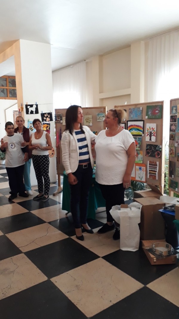 Лакомства и подаръци за рождениците от Центъра за лица с увреждания