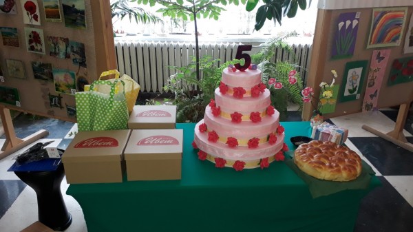 Лакомства и подаръци за рождениците от Центъра за лица с увреждания