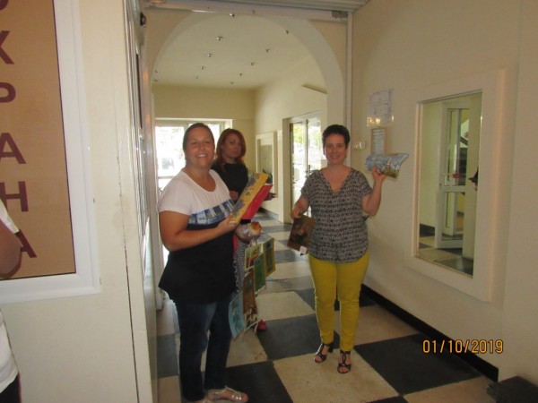 Лакомства и подаръци за рождениците от Центъра за лица с увреждания