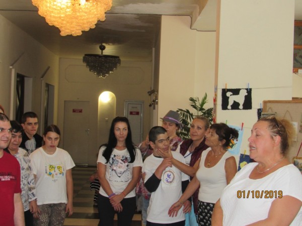 Лакомства и подаръци за рождениците от Центъра за лица с увреждания