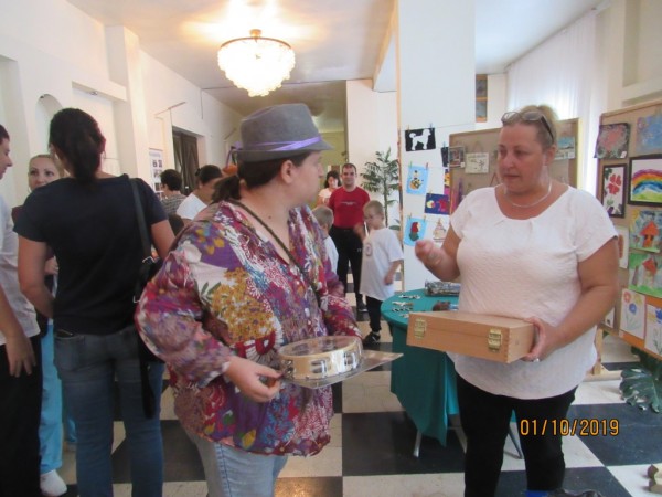 Лакомства и подаръци за рождениците от Центъра за лица с увреждания