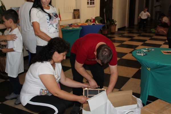 “Взаимопомощ“ с куп подаръци за Дневния център за деца и възрастни с увреждания