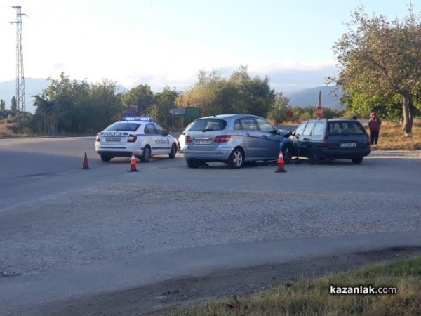 Три коли се блъснаха на кръстовището до Крън