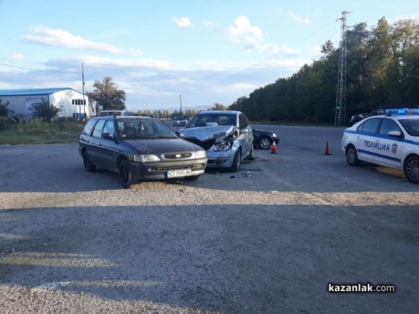 Три коли се блъснаха на кръстовището до Крън