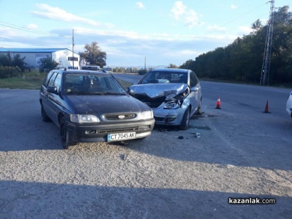 Три коли се блъснаха на кръстовището до Крън