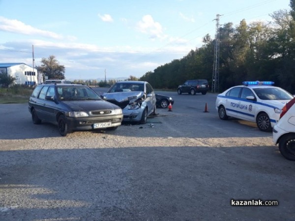 Три коли се блъснаха на кръстовището до Крън