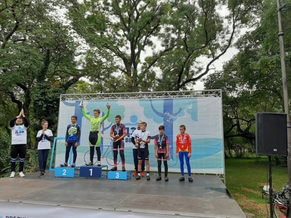 Триумф за колоездачите от “Лястовица“