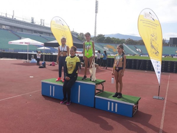 Малката шампионка Мария Караиванова отново със злато