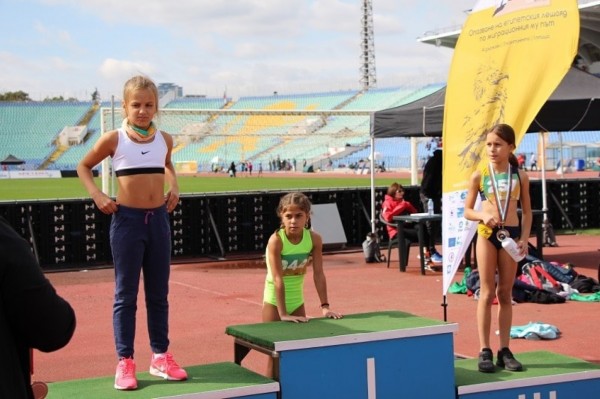 Малката шампионка Мария Караиванова отново със злато