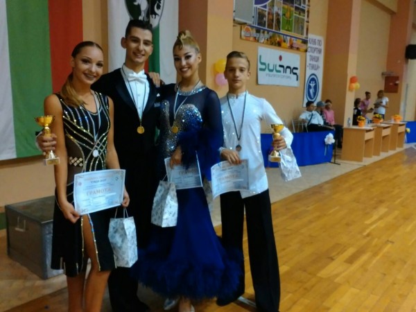 Танцьорите на КСТ “Роза“ обраха медалите на турнирите в Сливен