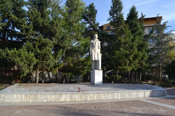 Вандали “убиха“ дървета и извадиха павета в Казанлък