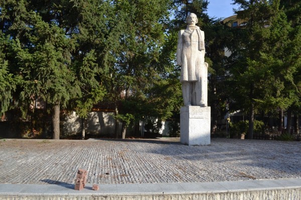 Вандали “убиха“ дървета и извадиха павета в Казанлък