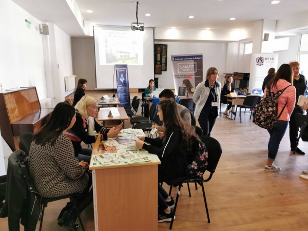 Над 300 зрелостници се включиха в изложението на университетите