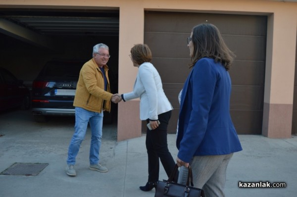 Кандидатът за кмет на Казанлък Галина Стоянова се срещна с жителите на кв. 80