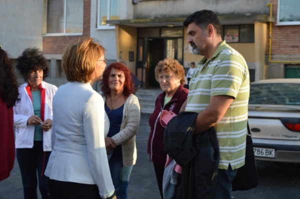 Кандидатът за кмет на Казанлък Галина Стоянова се срещна с жителите на кв. 80