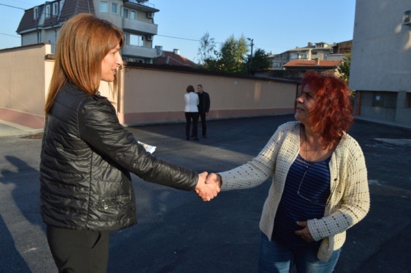 Кандидатът за кмет на Казанлък Галина Стоянова се срещна с жителите на кв. 80