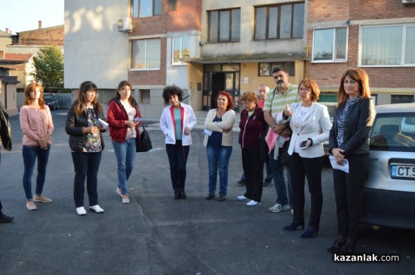 Кандидатът за кмет на Казанлък Галина Стоянова се срещна с жителите на кв. 80