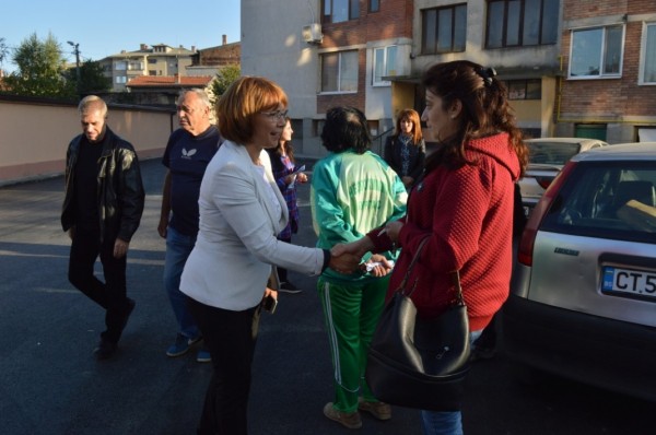 Кандидатът за кмет на Казанлък Галина Стоянова се срещна с жителите на кв. 80
