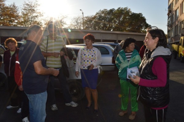 Кандидатът за кмет на Казанлък Галина Стоянова се срещна с жителите на кв. 80