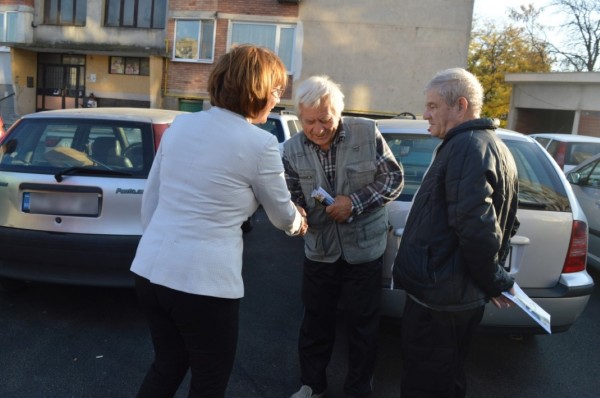 Кандидатът за кмет на Казанлък Галина Стоянова се срещна с жителите на кв. 80