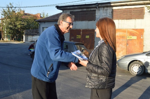 Кандидатът за кмет на Казанлък Галина Стоянова се срещна с жителите на кв. 80