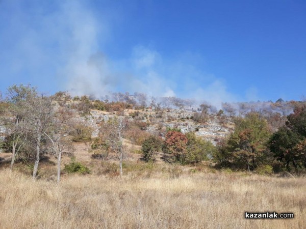 Пожар до Крън. Огнеборците овладяха пламъците