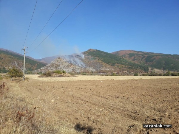 Пожар до Крън. Огнеборците овладяха пламъците