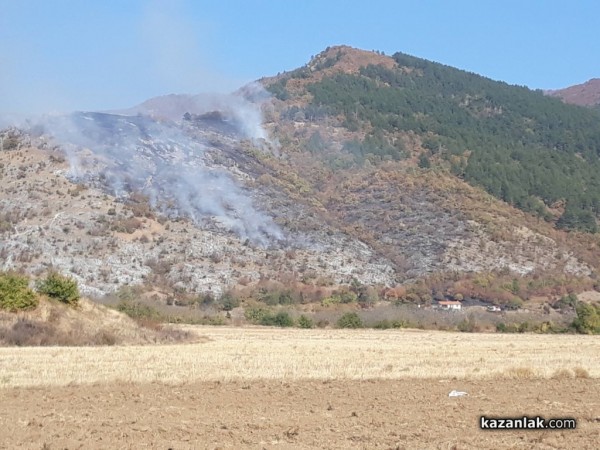 Пожар до Крън. Огнеборците овладяха пламъците