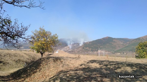 Пожар до Крън. Огнеборците овладяха пламъците