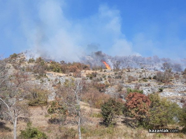Пожар до Крън. Огнеборците овладяха пламъците