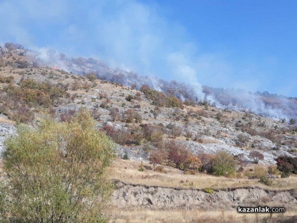 Пожар до Крън. Огнеборците овладяха пламъците