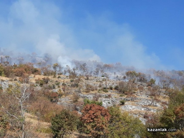 Пожар до Крън. Огнеборците овладяха пламъците