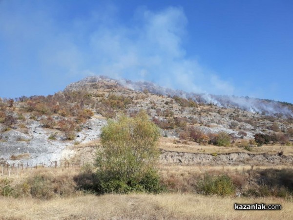 Пожар до Крън. Огнеборците овладяха пламъците