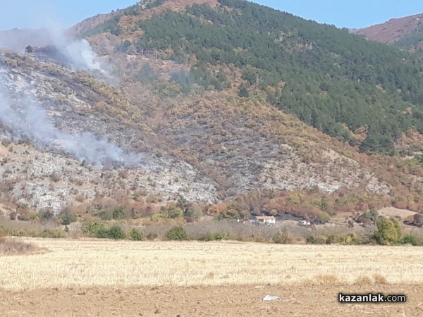 Пожар до Крън. Огнеборците овладяха пламъците