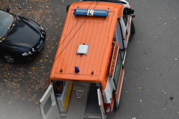 Възрастен мъж е в болница, кола го блъсна в Западното