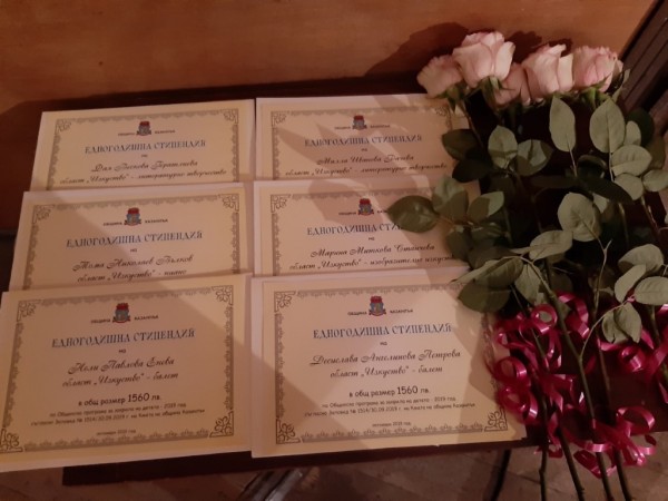 Общината отличи 6 млади будители на Казанлък