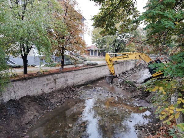 Даниела Коева: Община Казанлък почиства коритото на река Стара река в село Енина