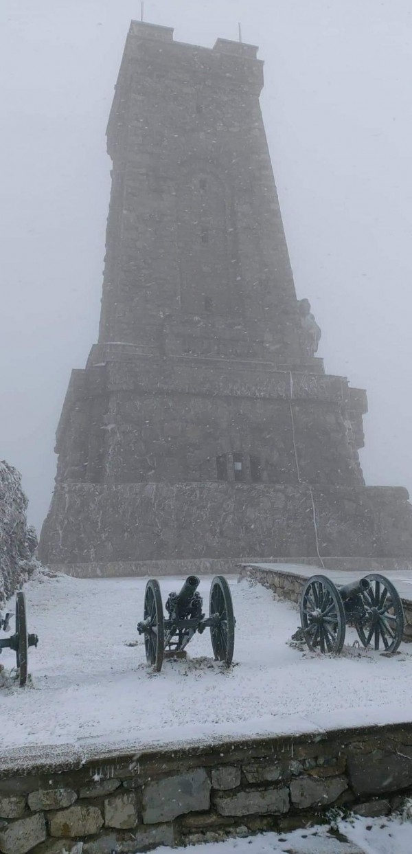 На Шипка падна първият сняг