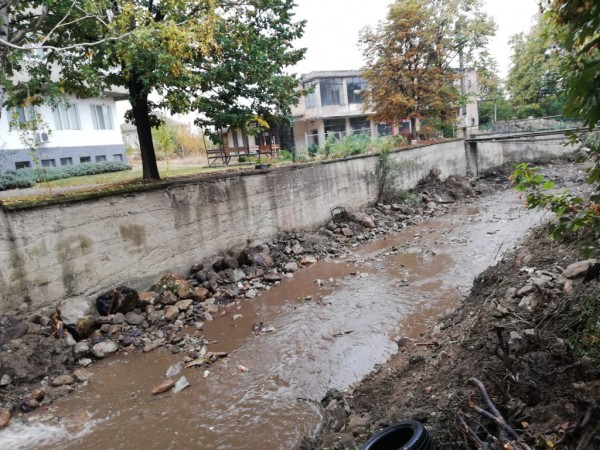 Даниела Коева: Община Казанлък почиства коритото на река Стара река в село Енина