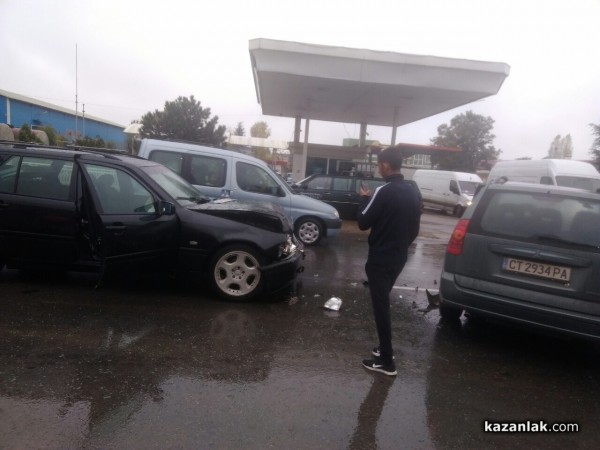 Две коли се блъснаха до складовете. Причината отново е отнето предимство