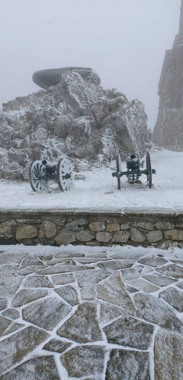 На Шипка падна първият сняг